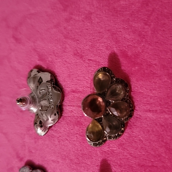 Jewelmint two pairs of earrings - Picture 3 of 3